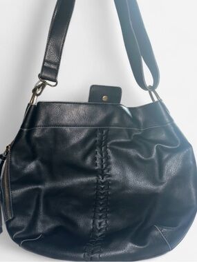 Classic Black Leather Shoulder Bag - Sleek Everyday Style